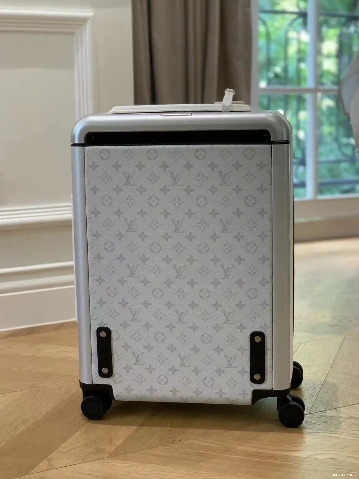 WHITE SUITCASE CABIN TAIGARAMA CUSTOM 55 37L HORIZON 0511